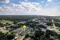 Downtown Luxurious Home - New Construction, Minutes to the Beaches, Sleeps 8