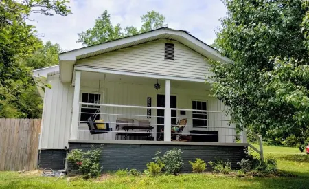 Charming cottage Pet Friendly 1 BR Tranquil Steele Wifi Отели в г. Сент-Клэр