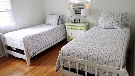 Beach 0.7 Mi Walk to Craigville & Covell. A/C, Bikes 3 Day Min OCT-June Отели в г. Барнстейбл