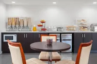 Econo Lodge Inn & Suites - พร้อมอาหารเช้า
