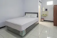 Angrumba Family Homestay Syariah near RSUD Caruban Mitra RedDoorz Hotel di Mejayan