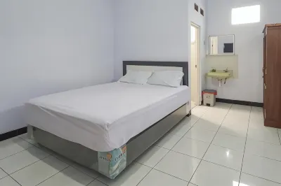 Angrumba Family Homestay near RSUD Caruban Mitra RedDoorz Hotel dekat Tugu Bersama Pencak Silat Kabupaten Madiun