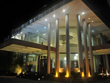 Grand Mansion Hotel Blitar Отели в г. Kepanjenkidul