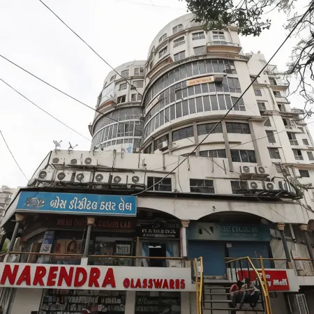 Hotel Nova Cross Road
