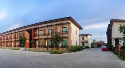 Villa Thiwa Hotel Отели в г. 