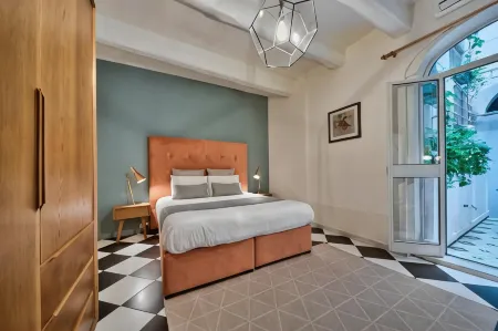 The House in Old Mint Street Отели рядом с достопримечательностью «Городские ворота»