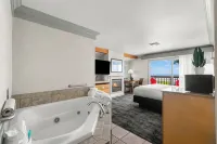 Beachcomber Motel - Beach