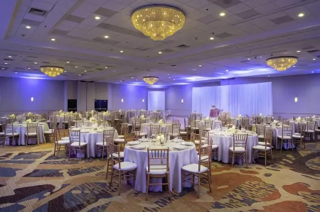 Embassy Suites by Hilton Portland Tigard Отели в г. Роли Хилс