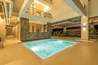 Jinhold Hotel & Serviced Apartment Miri - Pools