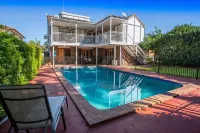 Ainslie Manor Guest House - piscina