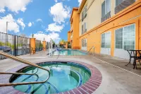 La Quinta Inn & Suites by Wyndham Fowler Hotel a Selma