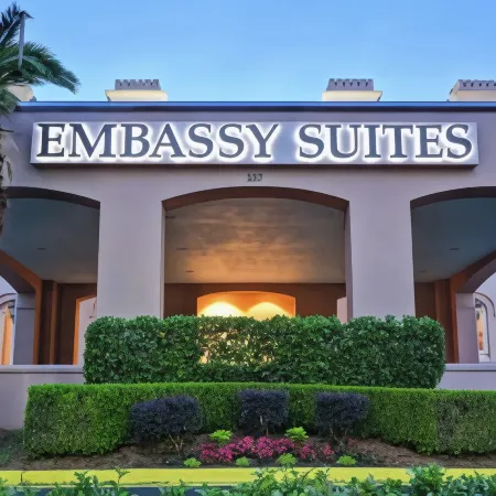 Embassy Suites by Hilton Charleston Historic District Отели рядом с достопримечательностью «Historic Charleston Foundation»