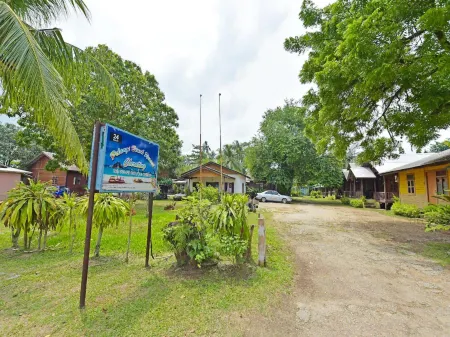 Pelangi Beach Resort Отели в г. Чератинг