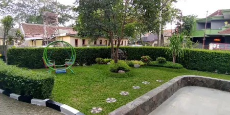 Pension Homestay Bandung Отели рядом с достопримечательностью «Bandung tour on bus (Bandros)»