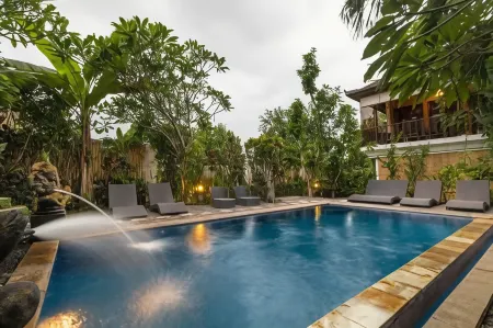 Tropical Bali Hotel Отели рядом с достопримечательностью «Kampus FKIP UNMAS»