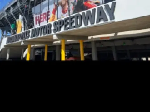 VRBO in the heart of Speedway. Hoteles en Speedway