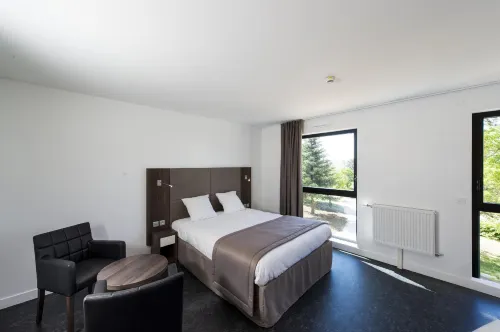 อะโดนิส ดีจง ม้อมซอง อินเทอร์นาชั่นแนล