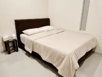 Pine Lodge BY EVR Previously YSS indrawasih โรงแรมในเซ็นทรัลเซอเบอรังเปอไร