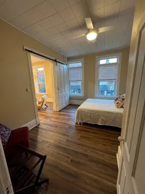 Charming Downtown Apartment with Bluff Views in Historic Decorah. のホテル
