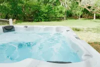 Cute 3 BDRM Near Main St. W/ Hot Tub, Fire Pit, 2 Patios, and a Backyard Oasis - Træningscentre