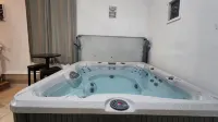 Ocean breeze Rental with indoor Jacuzzi. - Homestays