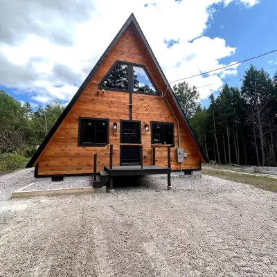 Cozy 2-bedroom A Frame chalet in delightful Danbury NH with WiFi and AC - Alphydda