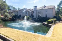 #1 ATL's Historic Pill Hill-Swim Pool, Tennis, Duck Pond, Cabanas! - 3-Star