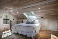 Charming Loft Bedroom Cottage in Downtown White, 1 block away from everything - Homestays