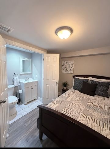 Fabulous 2-bedroom apartment with AC in charming Whitby