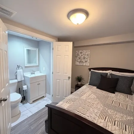 Fabulous 2-bedroom apartment with AC in charming Whitby