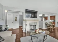 Stay in a charming 2-bedroom house in Omaha with WiFi, AC, and a peaceful vibe. - 방갈로