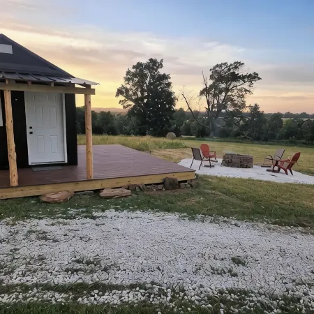 The Helen Hut-Brand New Modern Tiny Farmhouse! Отели в г. Комптон
