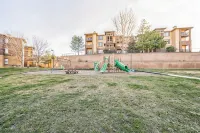Castle Rock Retreat w/ queen bed, pool & hot tub