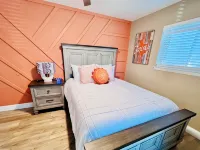 Entertainment District Retreat in Arlington- Short walk to the stadiums!