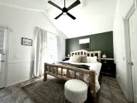 Luxury Treehouse Cabin with Jacuzzi and stunning views! - 4-Star