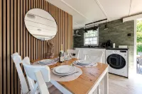 Stylish & Tranquil Garden Retreat ~ Lounges ~ Pkg!