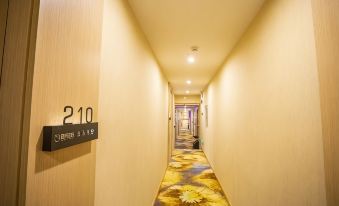 Renhuai Eggshell Homestay (Benxi Gymnasium)