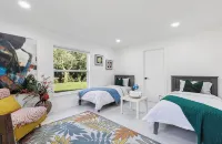 Luxurious 7-bedroom villa with pool/spa and pickleball court in fabulous Naples