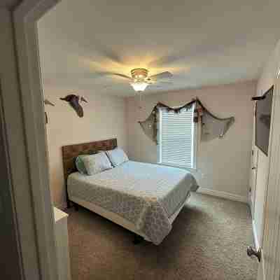 Soundside Oasis: Short Walk to Sound + Linens & Cleaning Included – Sleeps 8 Rooms