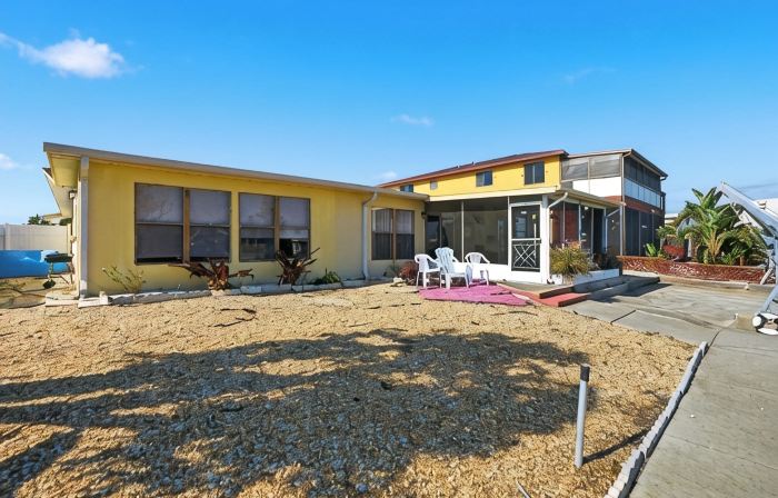 4 bedrooms home located on the deep water canal 13630 Garris Dr. Hudson Fl 34667
