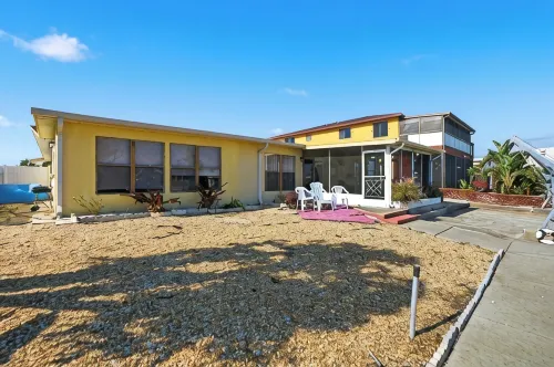 4 bedrooms home located on the deep water canal 13630 Garris Dr. Hudson Fl 34667