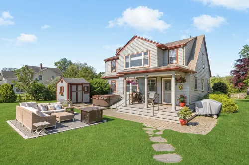 Walk to the Beach - Serene Coastal Country Cottage