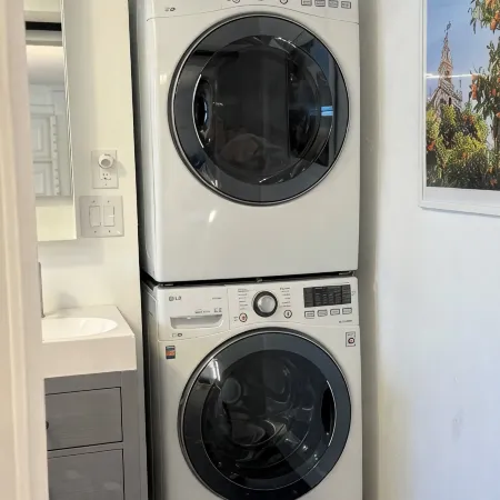 Modern Studio w/ Private Bath, Fast Wi-Fi, Laundry
