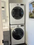 Modern Studio w/ Private Bath, Fast Wi-Fi, Laundry - Apartments