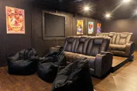 Abe's Hideaway - Arcade, Hot Tub, Home Theater - Quiet upscale neighborhood