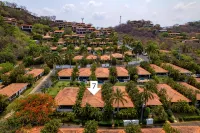 Casa de Palmas -Modern Villa in 4 Star Beach Resort Short Walk to Playa Hermosa! - en bord de mer