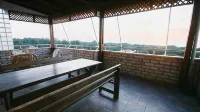 Family sized Beachside Apt, with sunset views + BBQ