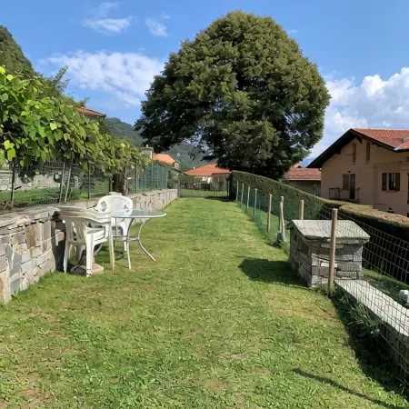 Casa Savina, Stunning Lake and Mountain Views, Private Garden With Parking Space
