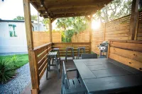 Charming Cottage with Sauna, Mini Golf, 2 OD Showers, Fire-Pit, Soaking Tub Dogs - 4-Star