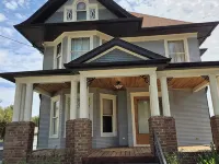Gorgeous 1908 Estate on 1 acre of land. 6 blocks from Grinnell College. Hotels in Grinnell